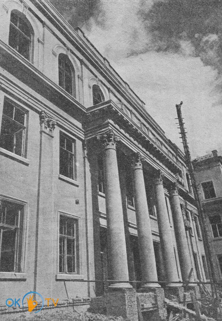 Колонны          главного          входа.          1938          год