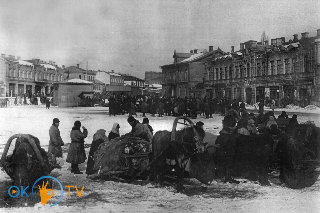 Торговля          на          улице          Бассейной.          1890-е          годы