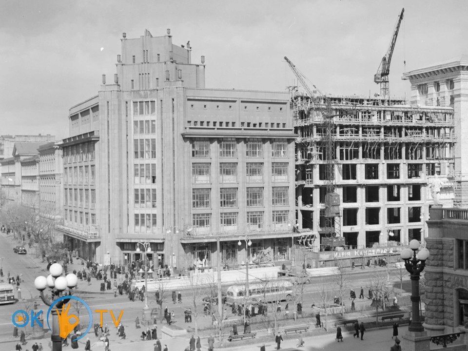 Реконструкция          ЦУМа          и          достройка          фасада          по          Крещатику.          1956          год