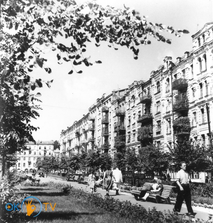 Бульварная          аллея          на          улице          Бассейной.          1954          год