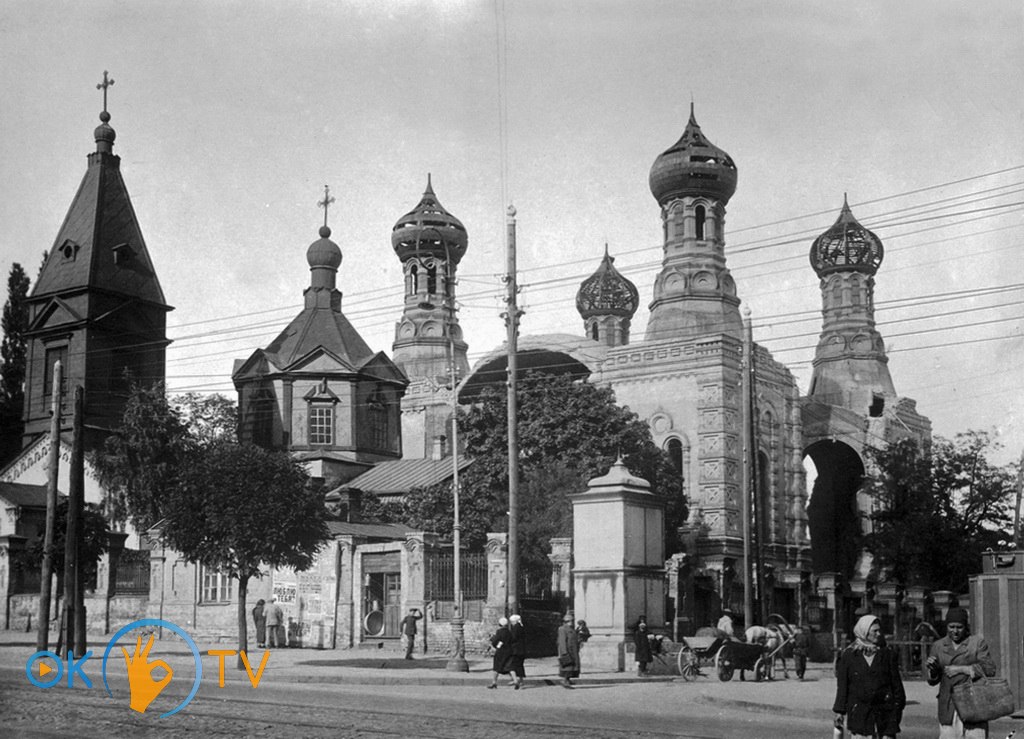 Недостроенная          каменная          церковь          рядом          с          деревянной.          1930-е          годы