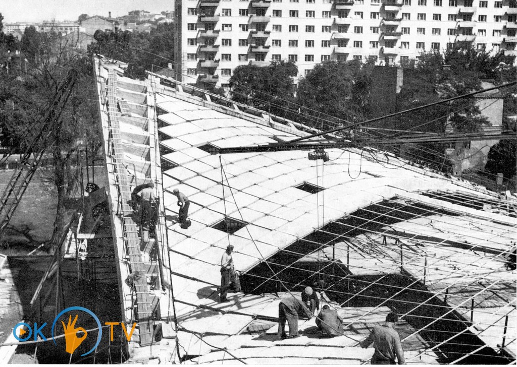 Монтаж          подвесной          крыши          здания          Владимирского          рынка.          1967          год