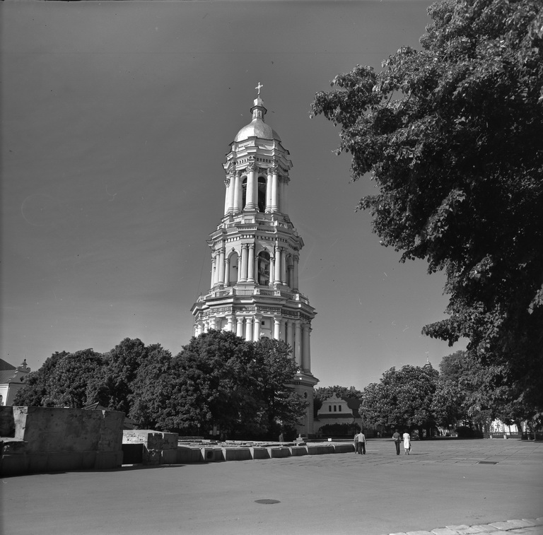 Соборная          площадь          до          восстановления          Успенского          собора.          1982          год          
