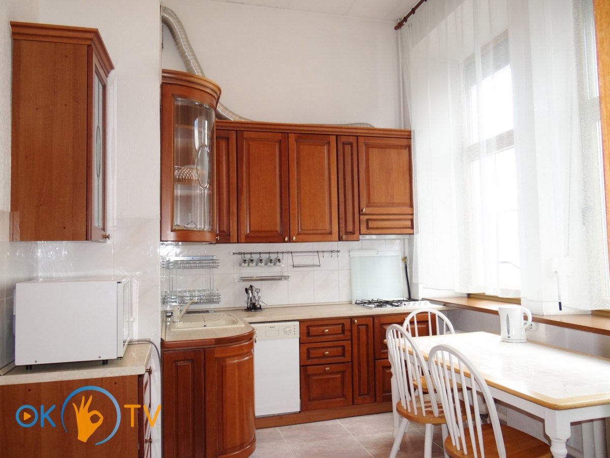 Четырехкомнатная квартира посуточно в центре Киева с тремя спальнями фото 16