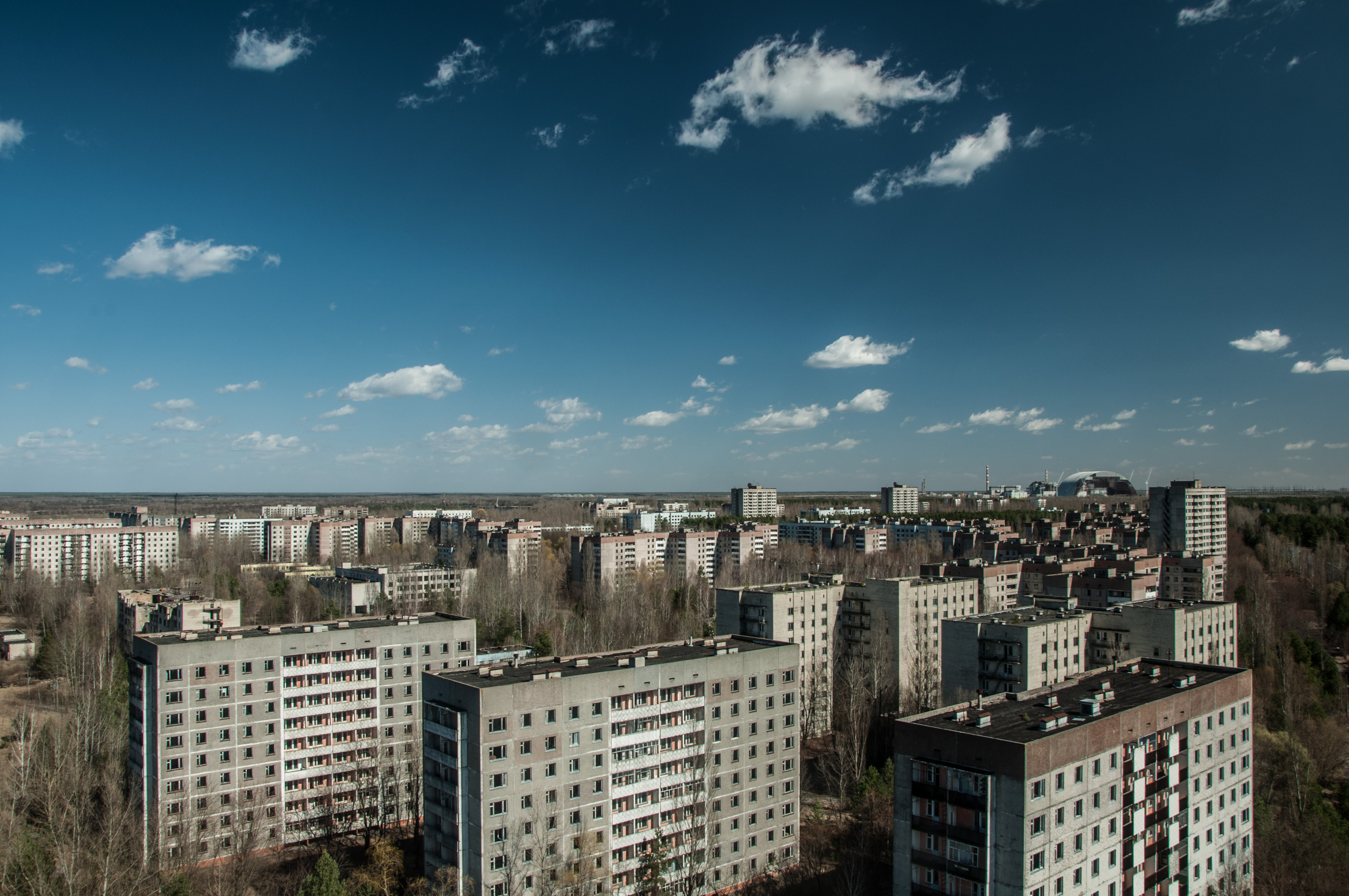 Панорама мертвого города Припять. На заднем плане видно ЧАЭС