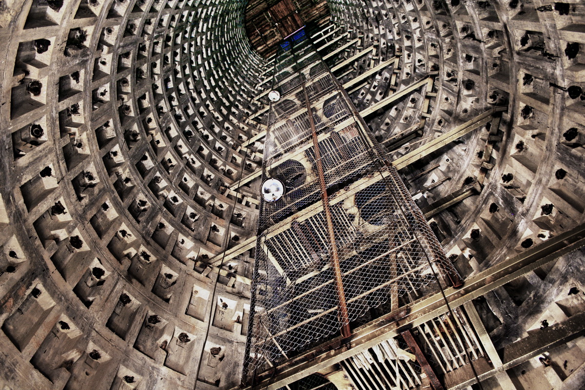 Гигантская шахта под новостройкой на площади Славы фото
