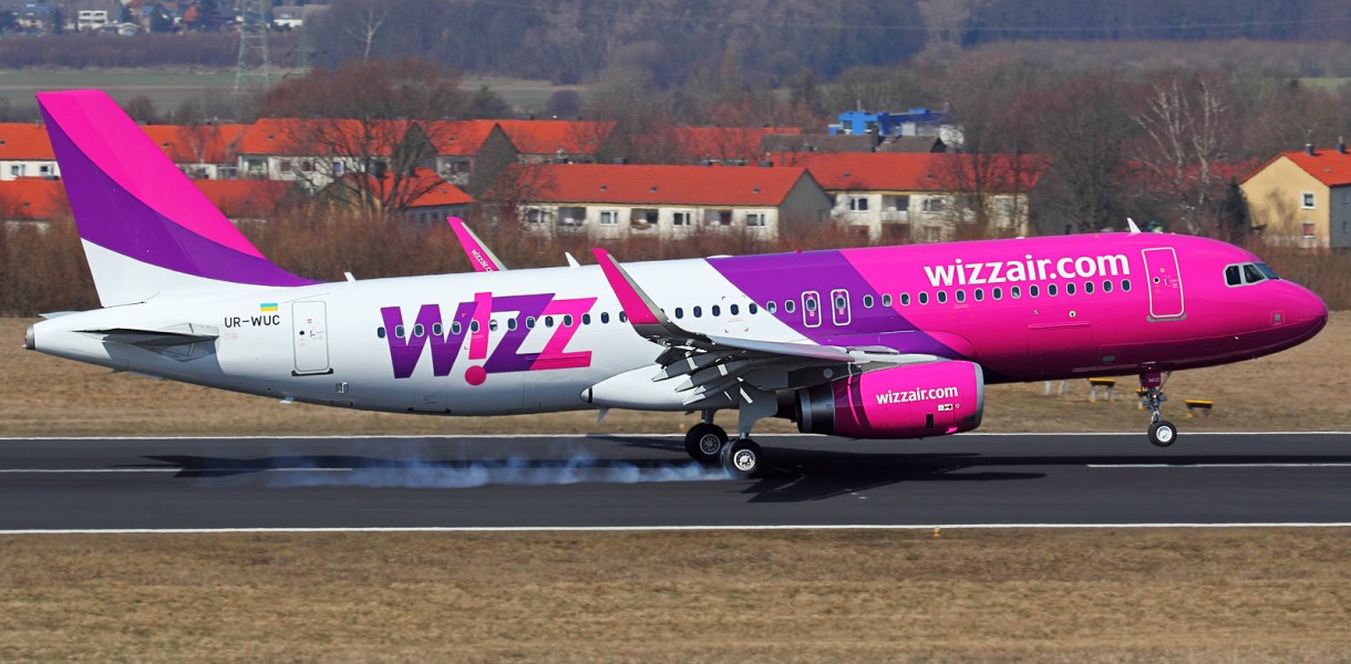 Почему авиакомпании. Лоукостер Wizz Air. Wizz Air Abu Dhabi самолеты. Wizz Air авиакомпания в Риме. Самолеты Wizz Air фото салона.