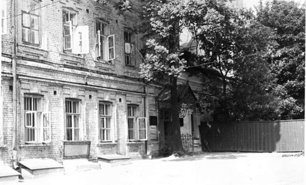 Корпус          №          5          Музейного          містечка          Києво-Печерська          лавра—                    перше          приміщення          бібліотеки