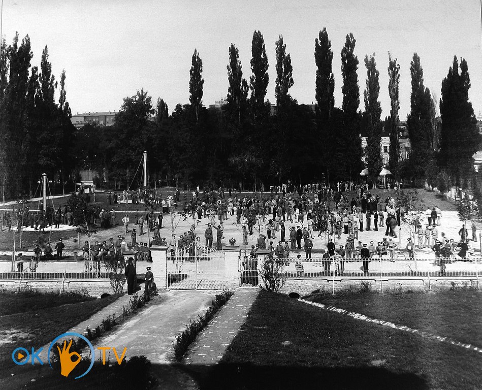 Спортивний          майданчик          Першої          чоловічої          гімназії,          на          частині          якого          почали          зводити          Ольгінську          гімназію.          Листівка          початку          ХХ          століття