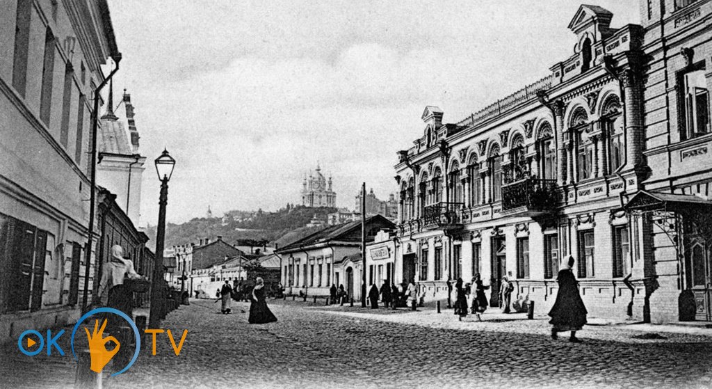 Улица          Притисско-Никольская,          одноэтажный          дом          в          центре          —          бывшая          аптека          Бунге.          1900-е          годы