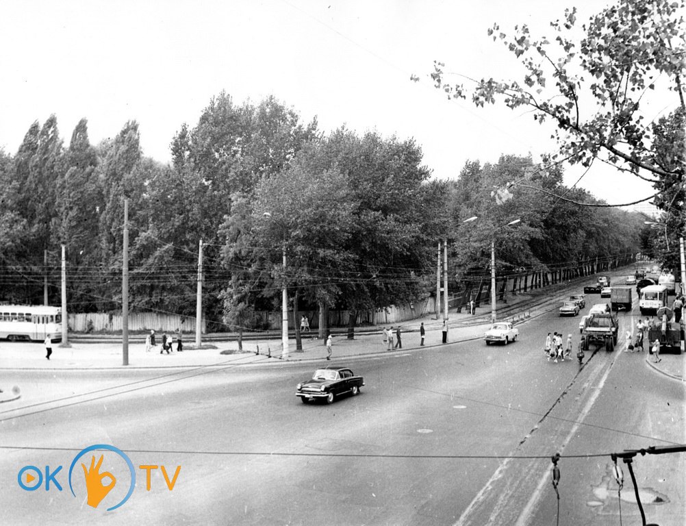 Фото          Брест-Литовского          шоссе.          Слева          за          забором          территория,          где          со          временем          будет          построен          Дворец.          1964          год