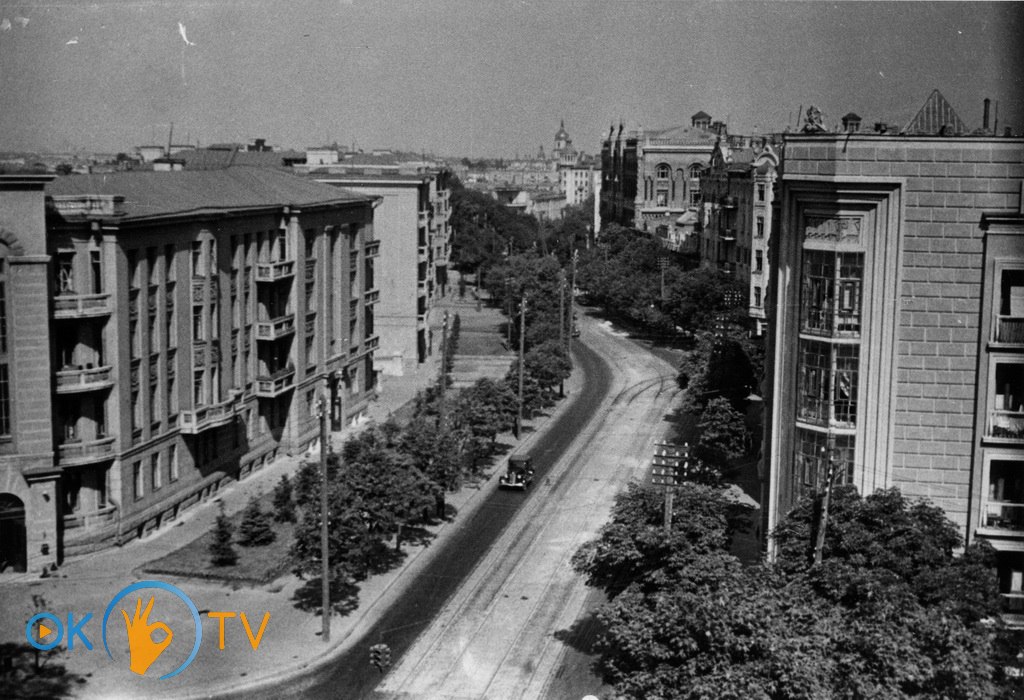 Вид          Інститутської          вулиці          (тоді          вулиці          25-го          Жовтня)          у          бік          Кріпосного          провулку.          1940          рік