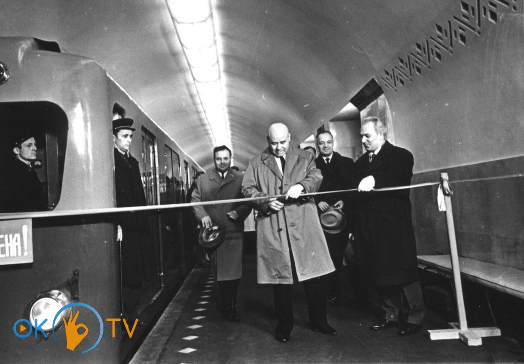 Перший          секретар          ЦК          КПУ          Петро          Шелест          відкриває          нову          чергу          Київського          метрополітену.          5          листопада          1963          року