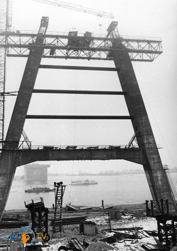 Монтаж          пілона          мосту.          1974          рік