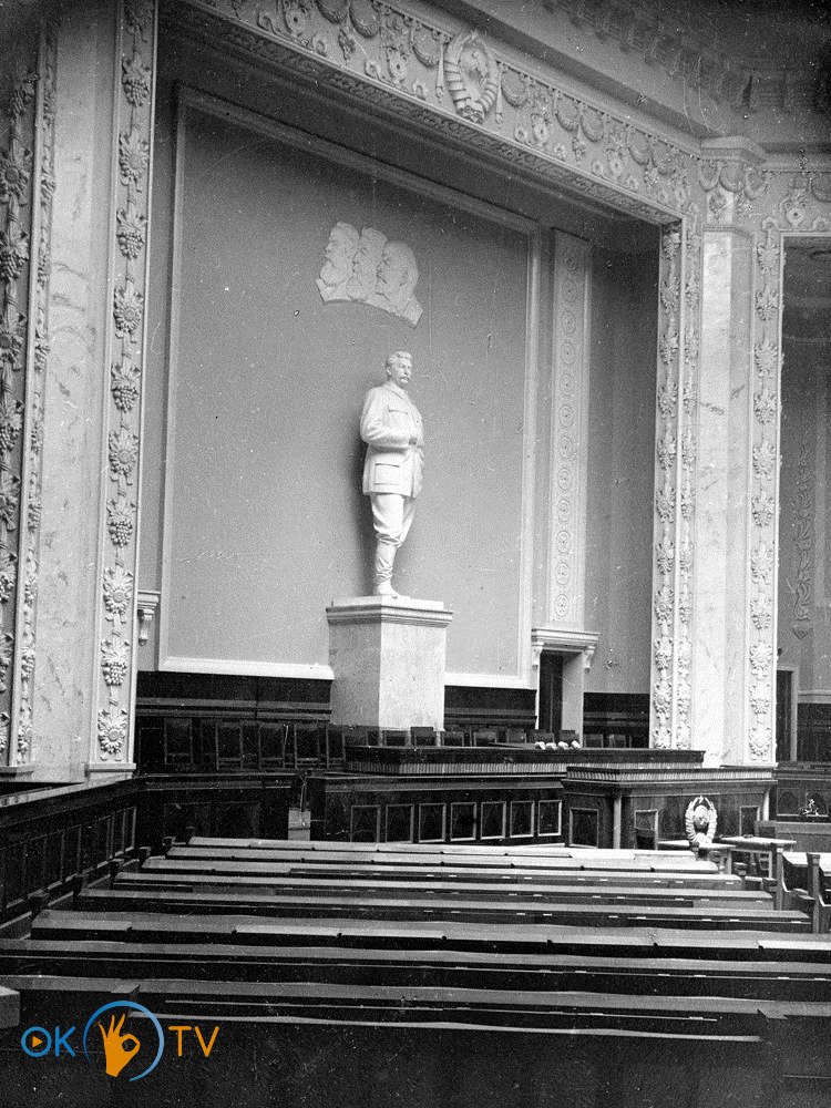 Статуя          Сталіна          в          сесійній          залі.          1940          рік