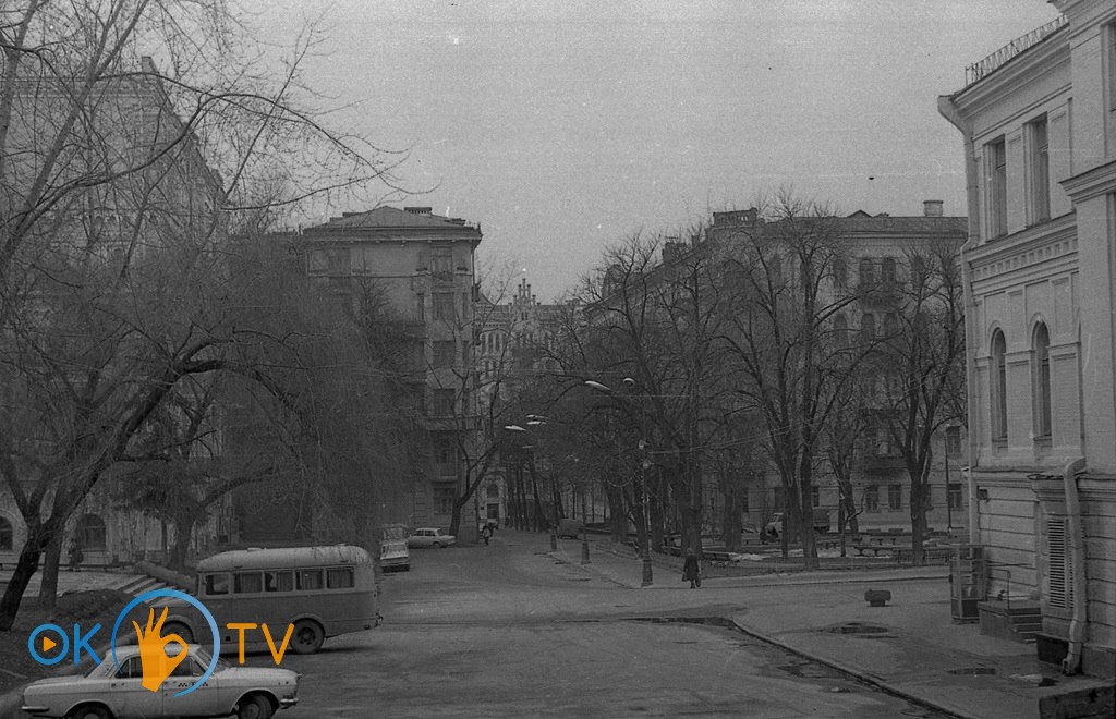 Колишня          гімназія,          бічний          фасад          «Будинку          лікаря»          і          вулиця          Станіславського.          1970-ті          роки