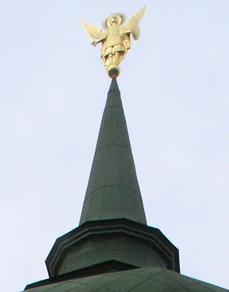 Повернена          на          шпиль          башти          фігура          архангела          Михаїла