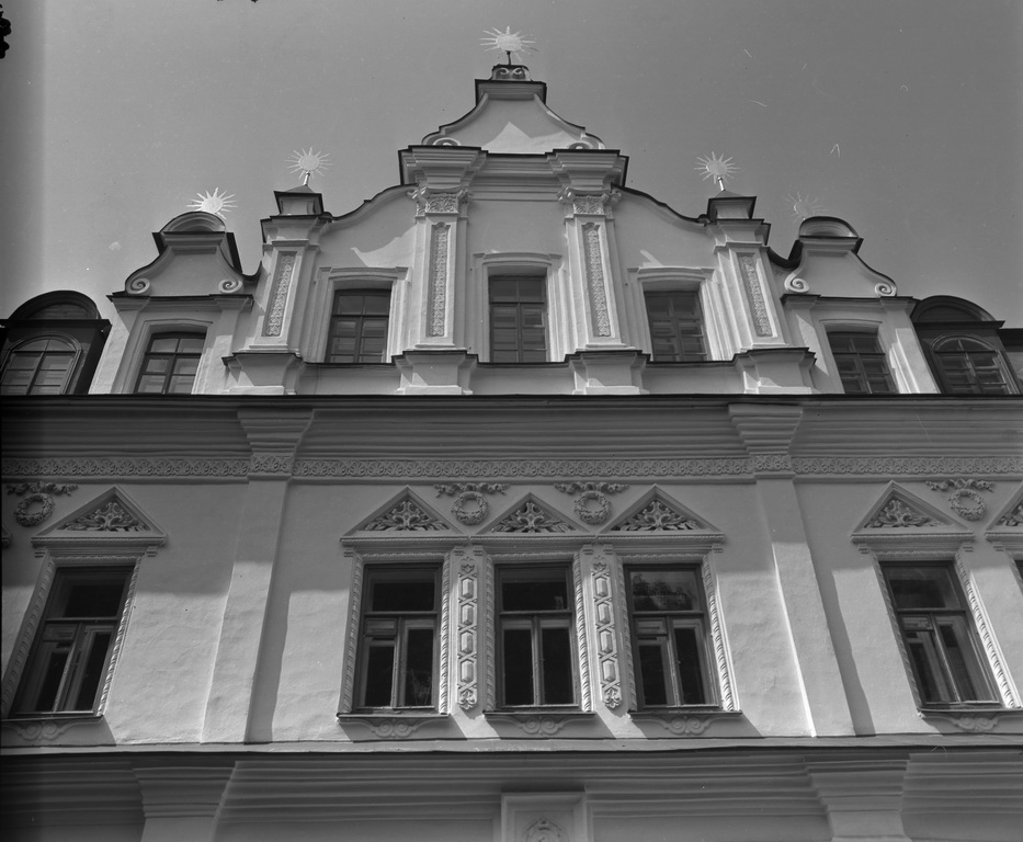 Сонця-рипіди          на          фасаді          Будинку          митрополита.          1980-ті          роки