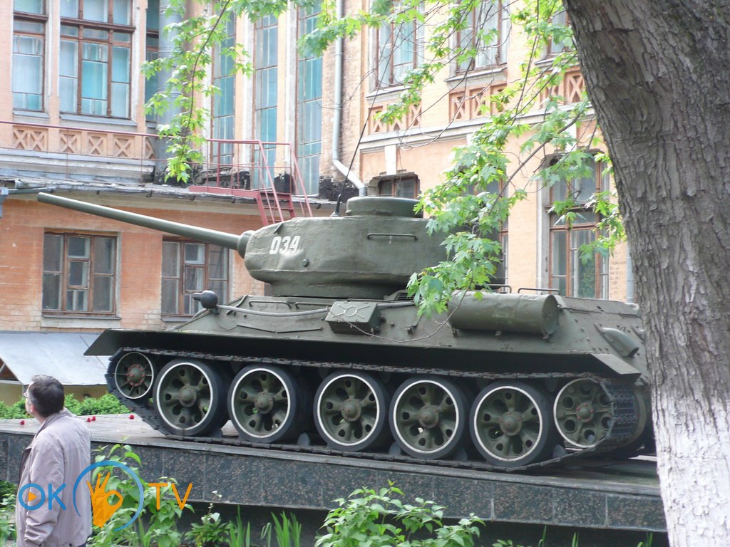 Танк          Т-34          на          території          Інституту          електрозварювання.          2015          рік