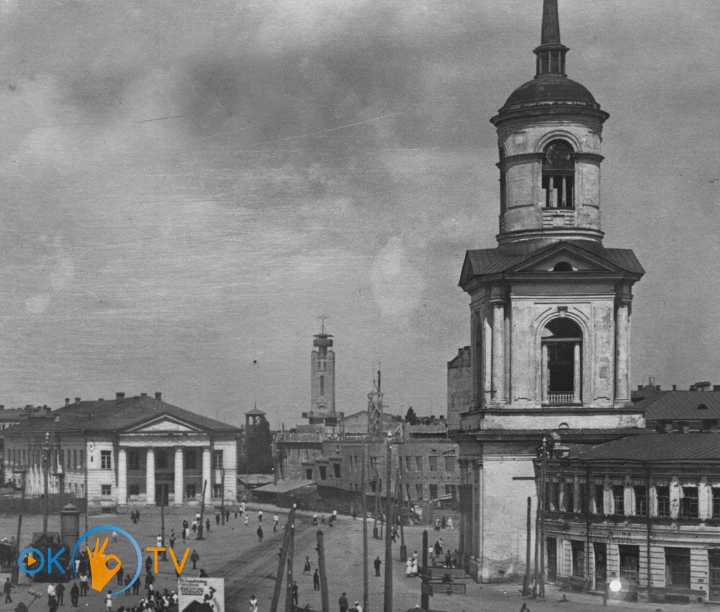 Пожарная          каланча          видна          между          Контрактовым          домом          и          бывшей          колокольней          Богоявленского          монастыря.          1930-е          годы
