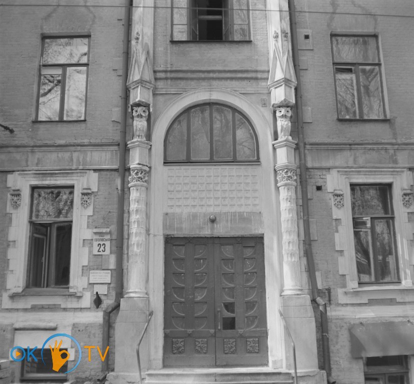 Сови          на          фасаді.          Фото          О.          Пермінова,          1987          рік