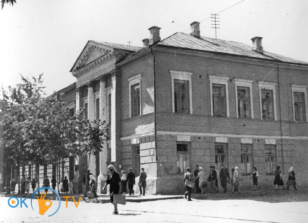 Загальноосвітня          школа          в          будівлі          колишнього          Подільського          училища.          1940-ті          роки
