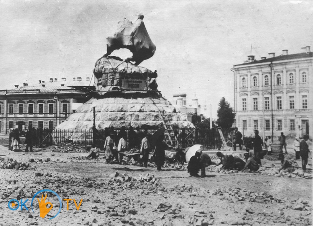 Роботи          на          Софійській          площі          перед          відкриттям          пам'ятника          Богдану          Хмельницькому.          1888          рік