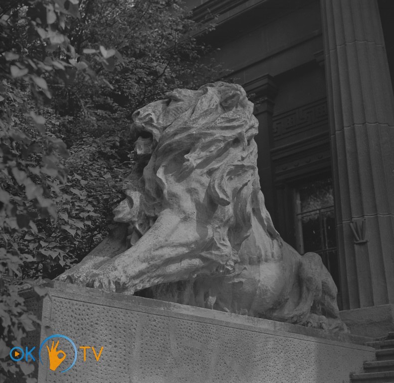 Скульптура          льва          перед          фасадом          Музея.          1980-е          годы