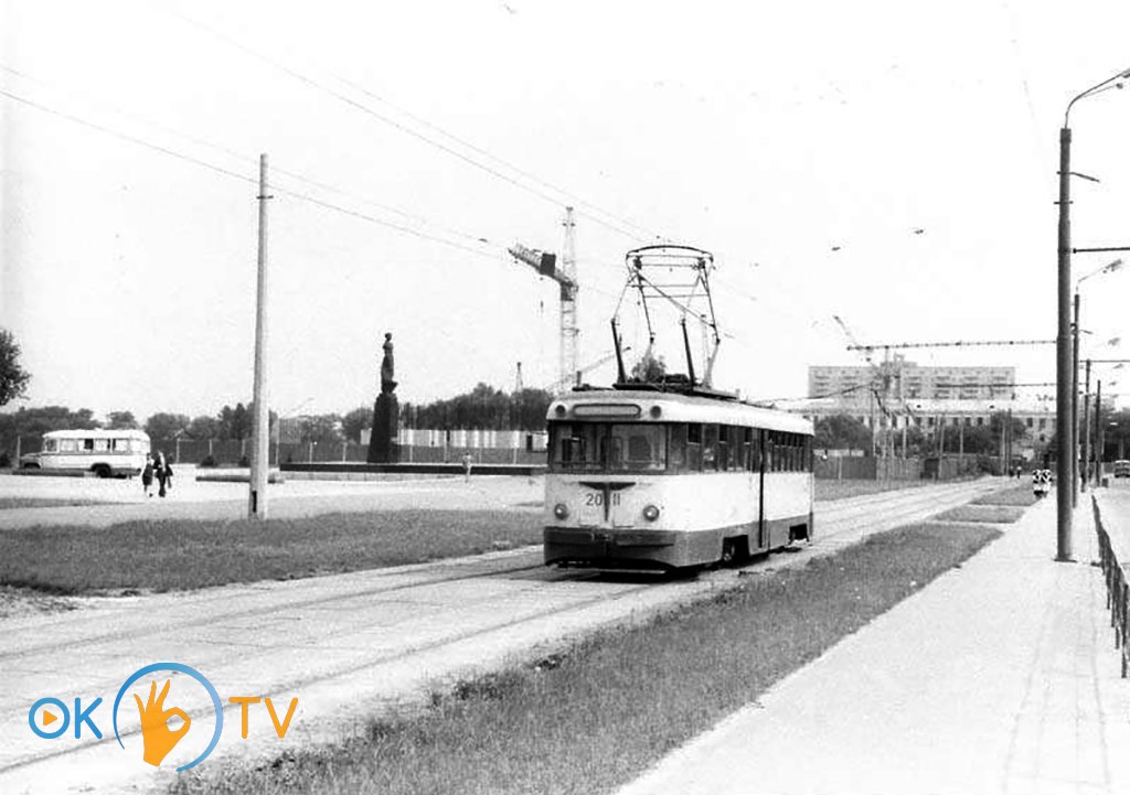 Трамвай          на          площі          лесі          Українки.          1970-ті          роки