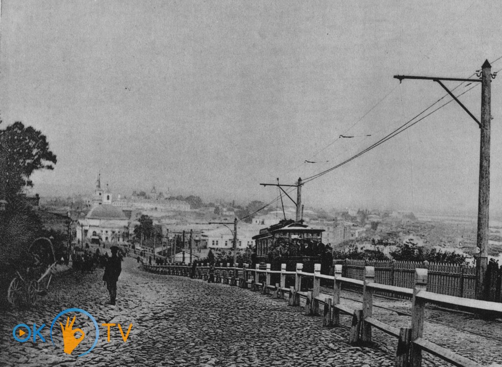Трамвай          на          Володимирському                    спуску                    перед          Поштовою          площею.          1894          рік