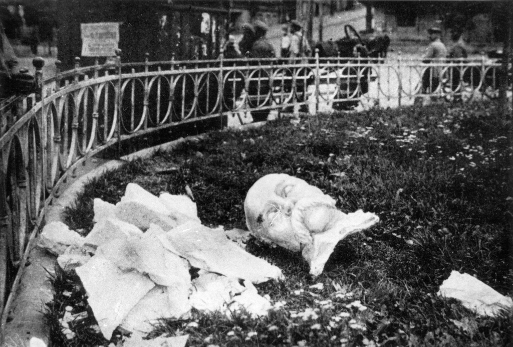 Разбитый          деникинцами          бюст          Шевченко.          31          августа          1919          года