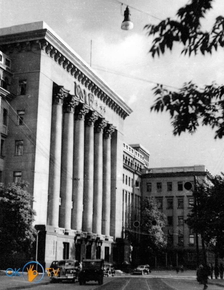 Только          построенное          здание          Киевского          Особого          военного          округа.          1939          год