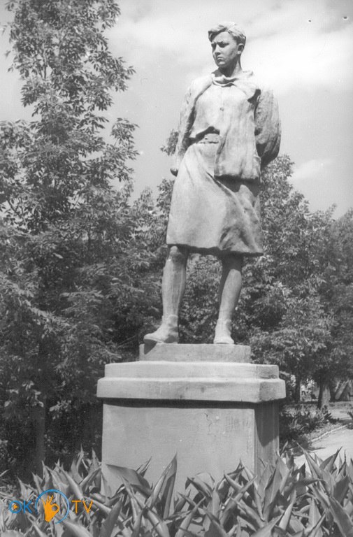Пам’ятник          Зої          Космодем’янскій,          що          стояв          у          сквері.          1960-ті          роки