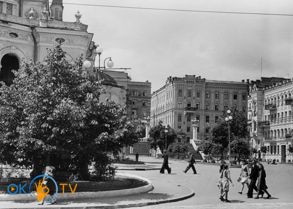 Театральная          площадь          и          лестница          на          улицу          Лысенко.          1949          год