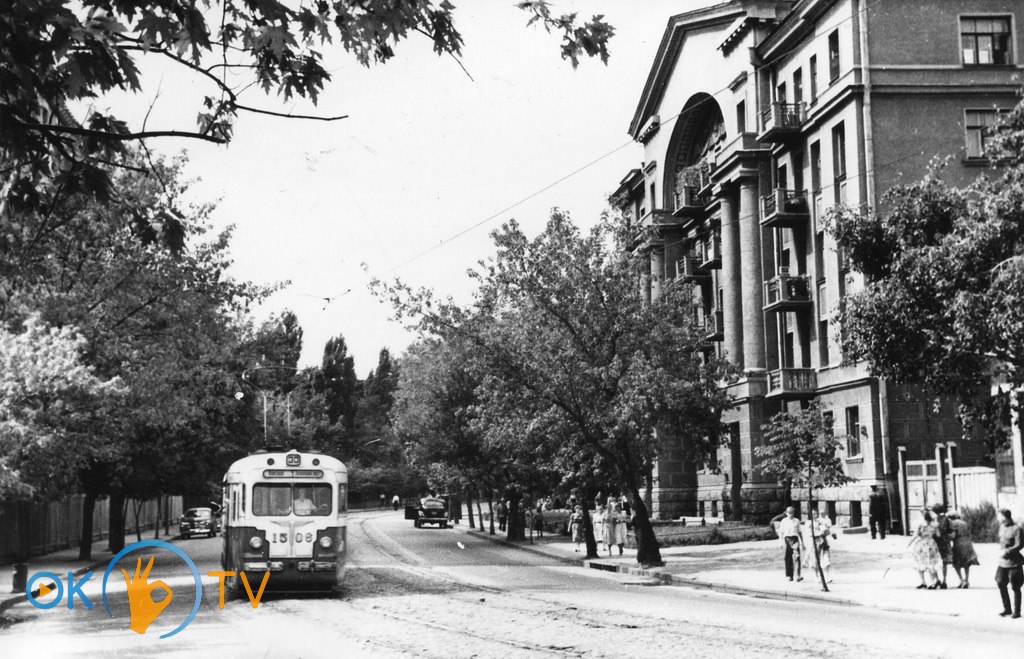 Трамвай          на          вулиці          Кірова          і          будинок          №          9.          1956          рік