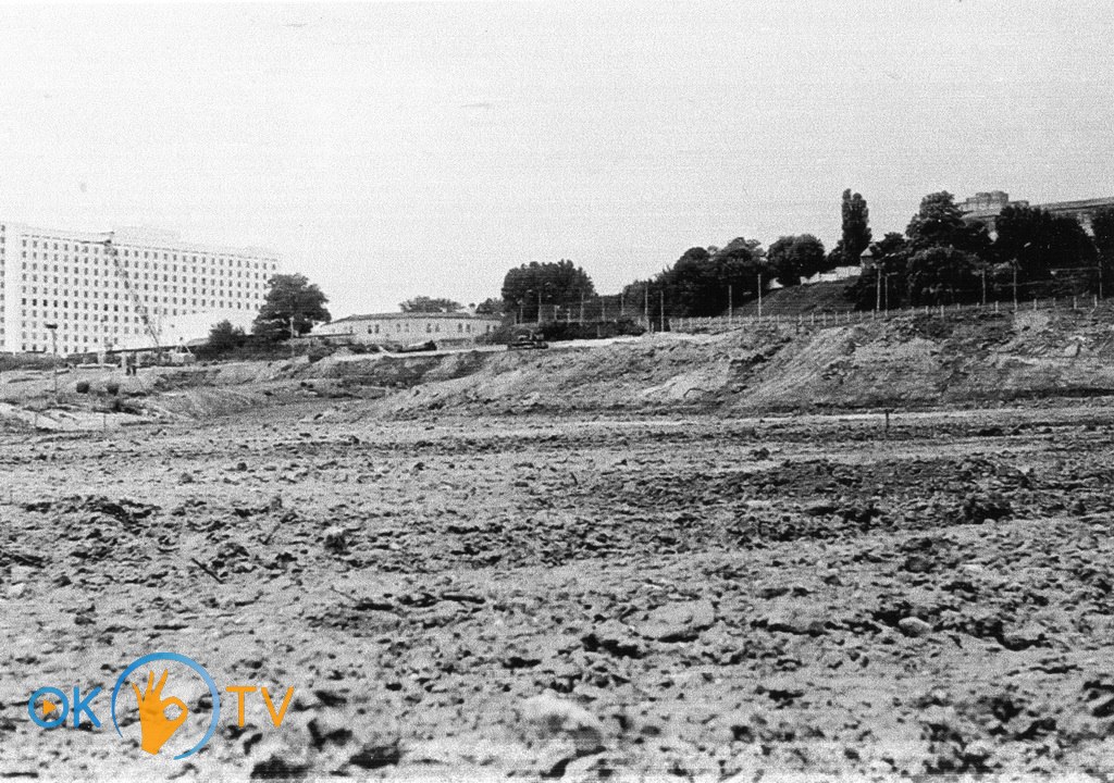 Расчистка          территории          для          строительства          за          зданием          обкома          КПУ.          1982          год
