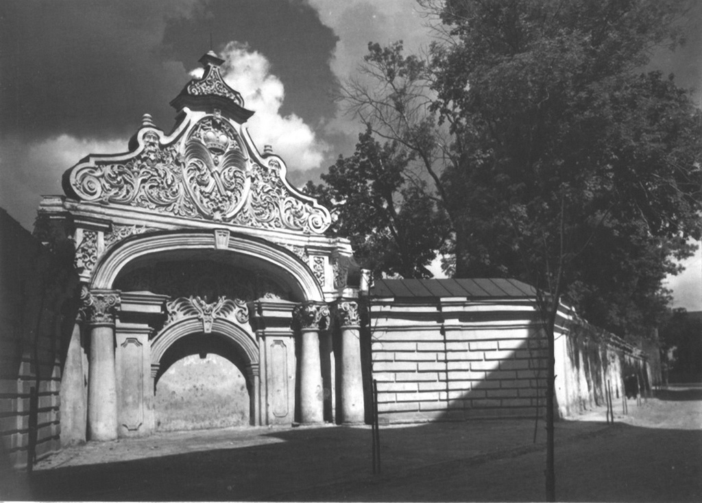 Брама          Заборовського          й          панорама          провулку          з          боку          Володимирської          вулиці.          1930-ті          роки