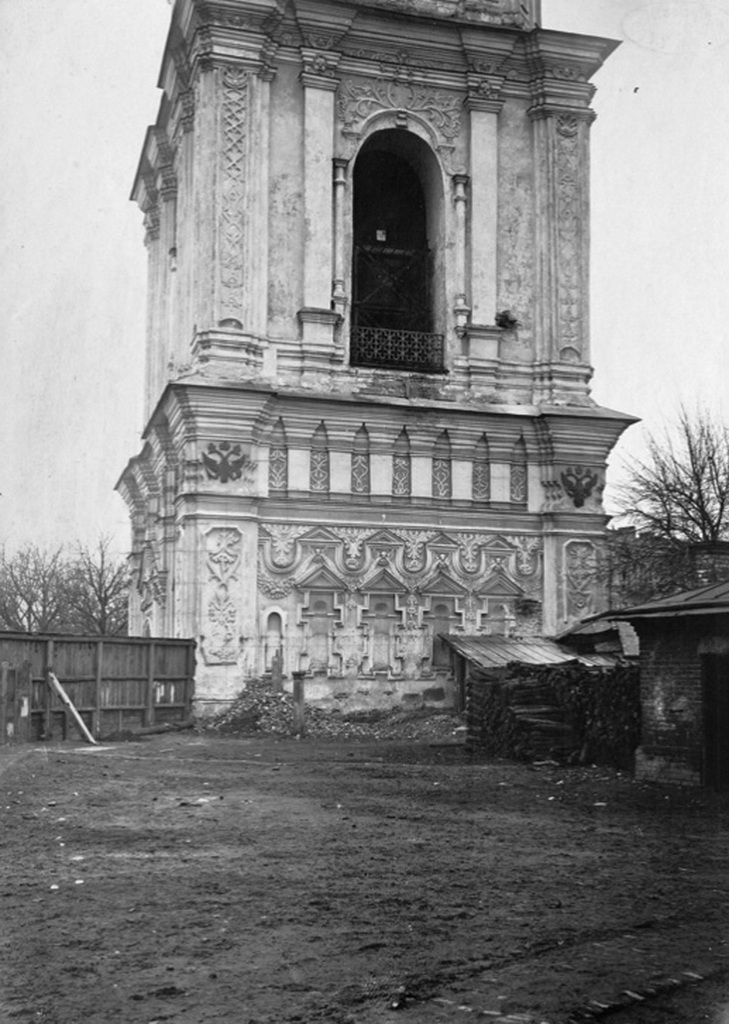 Повреждения          колокольни          после          обстрела          войсками          Муравьева.          1918          год
