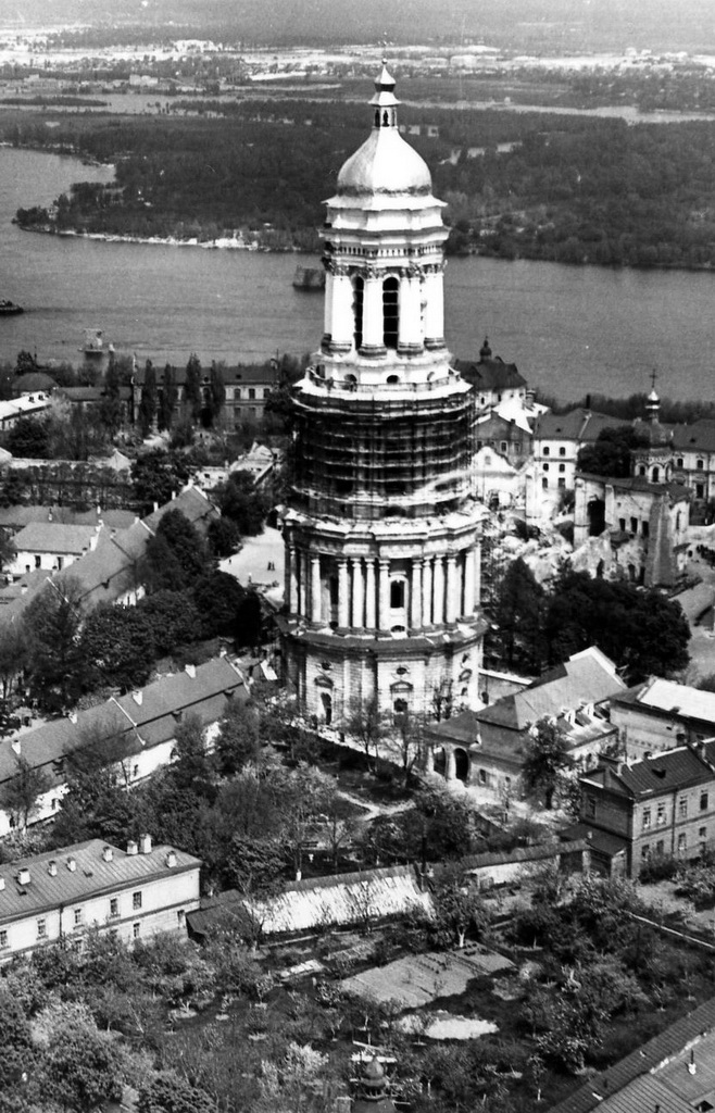 Большая          колокольня          в          лесах          во          время          ремонтно-реставрационных          работ.          1959          год