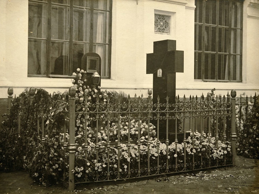 Надгробие          Столыпина          с          крестом          из          черного          мрамора.          1912          год