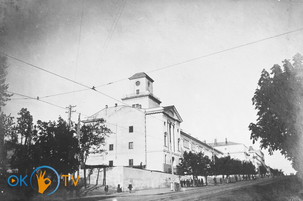 Будівля          нездійсненої          гімназії.          Вид          з          вулиці          Леніна          (нині          Богдана          Хмельницького).          1920-ті          роки