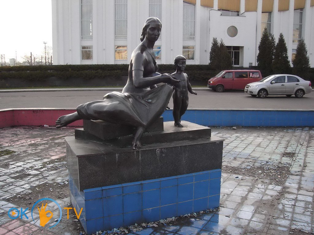 Скульптура          Материнство.          2008          год.          Фото          М.          Кальницкого