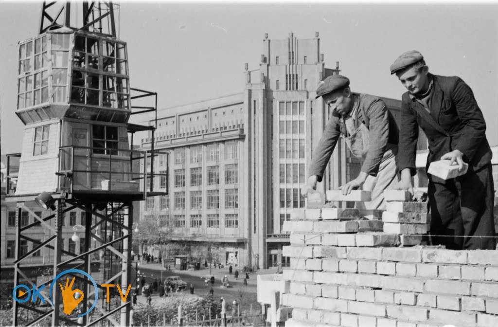 Муляри          працюють          над          цегляною          кладкою          будинку          №          25.          1954          рік