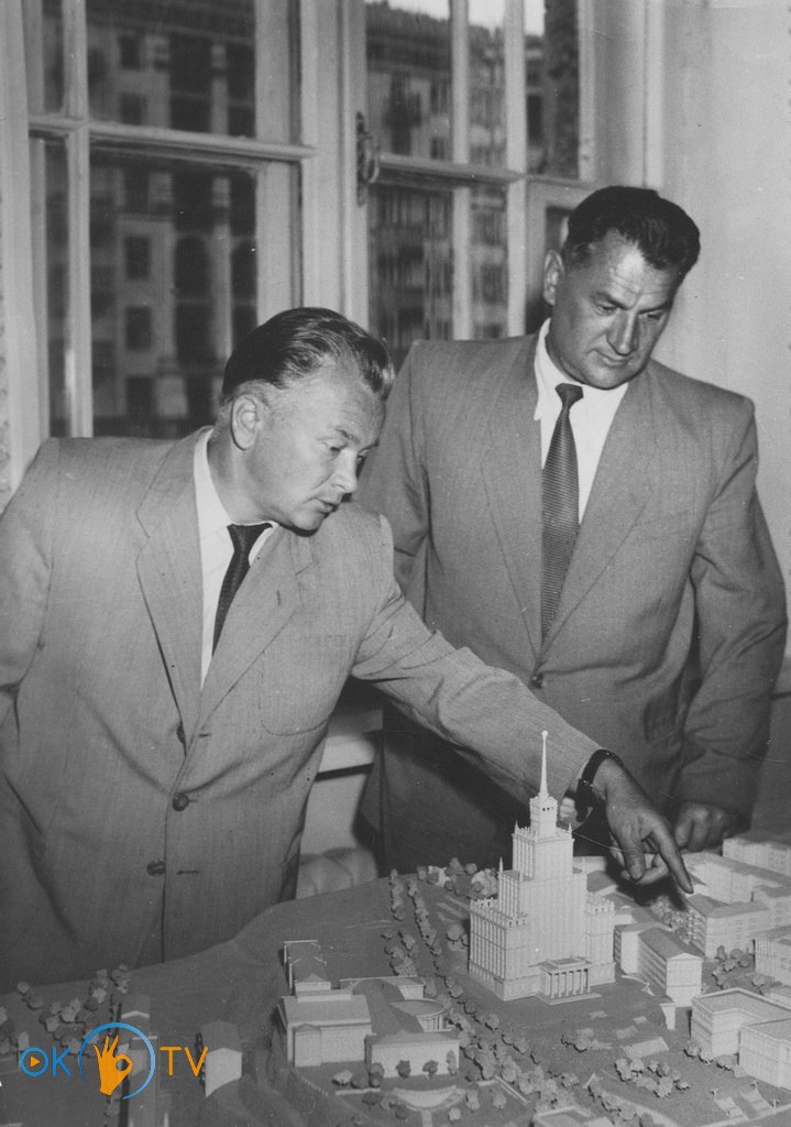 Архітектор          А.          Добровольський          (ліворуч)          над          макетом          Хрещатика          (в          центрі          —          готель          Москва).          1950-ті          роки