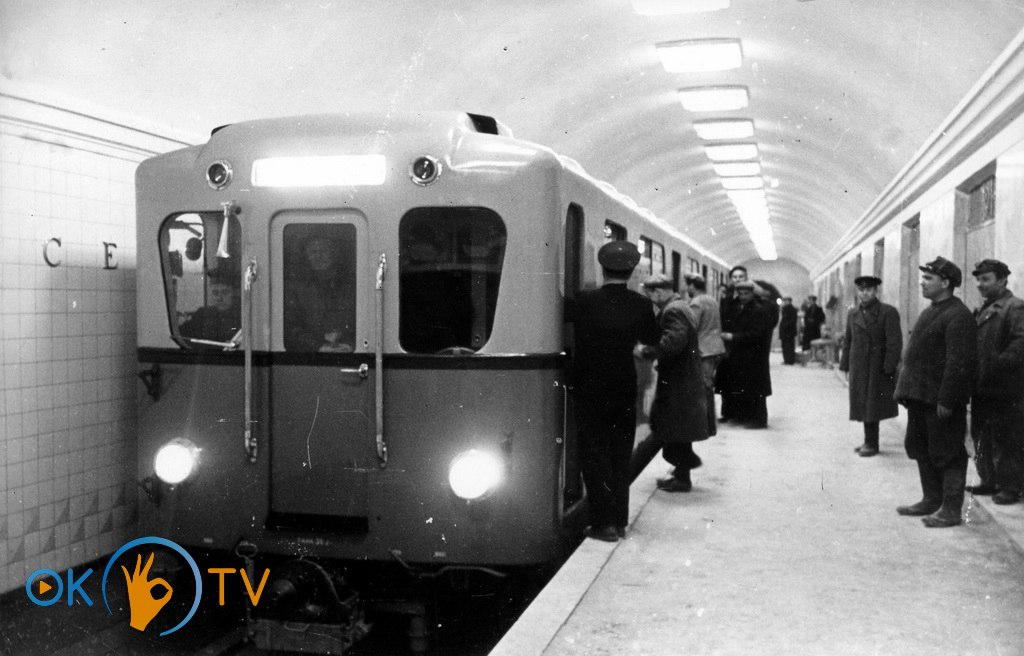 Рабочий          поезд          на          станции          Арсенальная          до          начала          регулярного          движения.          Октябрь          1960          года