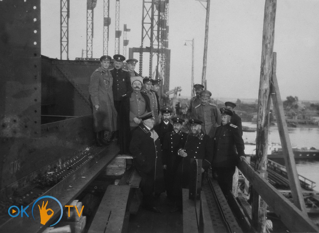 Члени          комісії          з          приймання          робіт          під          час          зборки          залізних          ферм          моста.          1916          рік