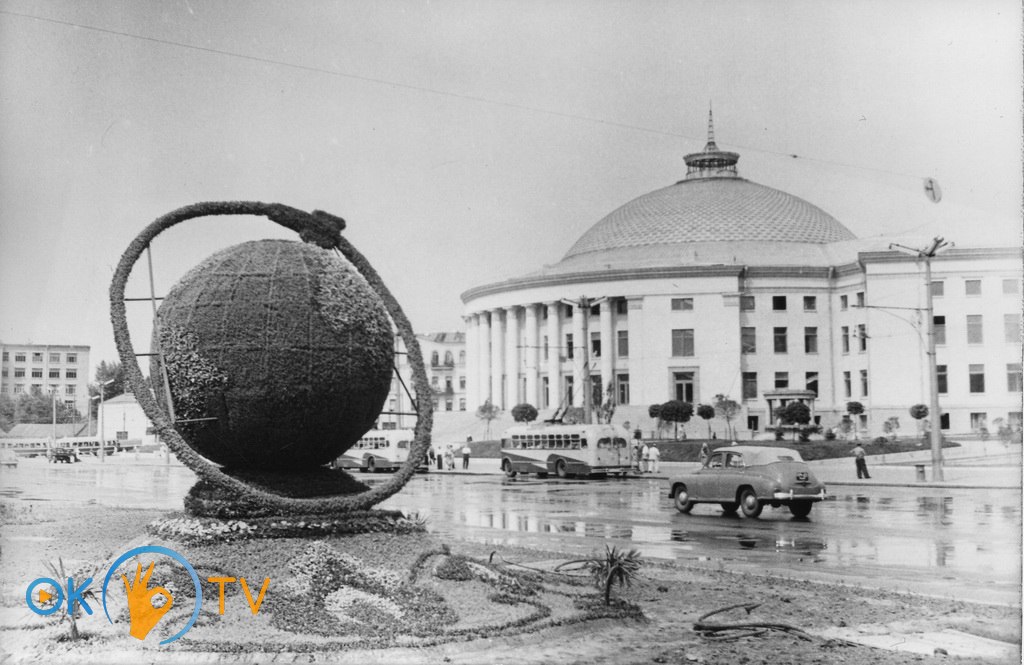 Інсталяція          Супутник          на          площі          Перемоги.          Серпень          1960          року