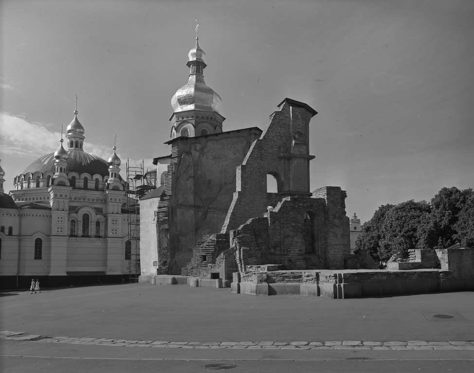 Развалины          Успенского          собора.          1980-е          годы