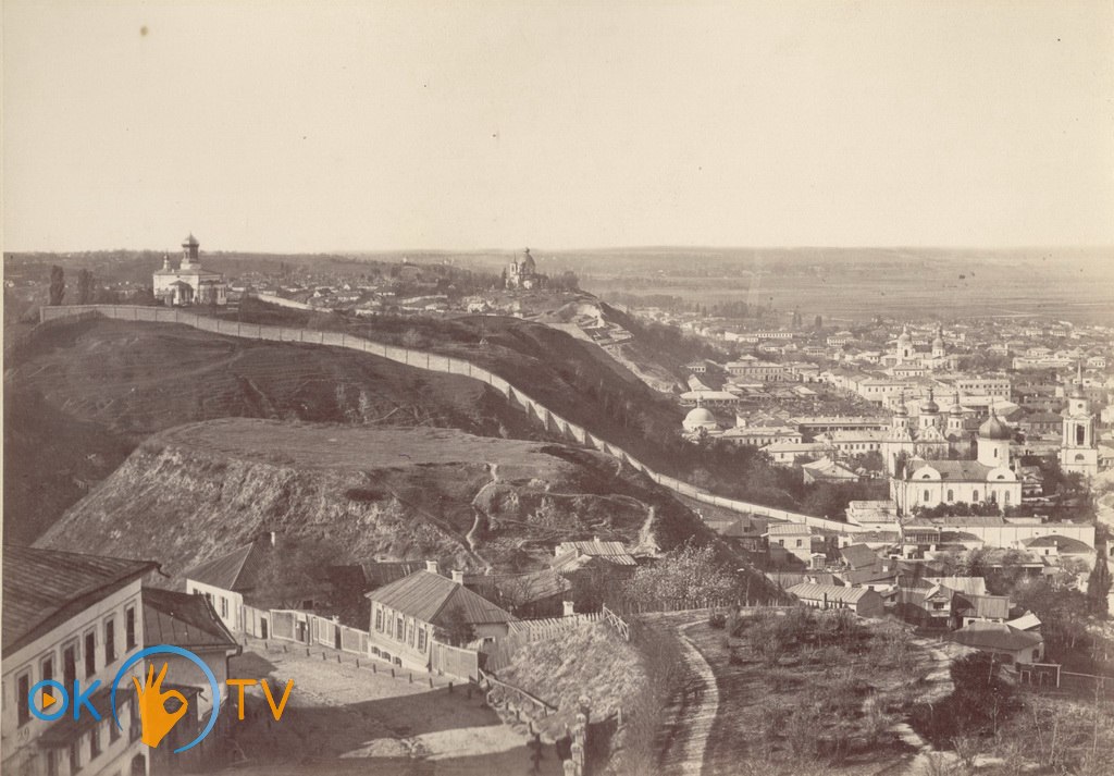 Вид          Свято-Троицкой          церкви          и          кладбищенской          стены.          Слева          Андреевский          спуск.          1870-е          годы