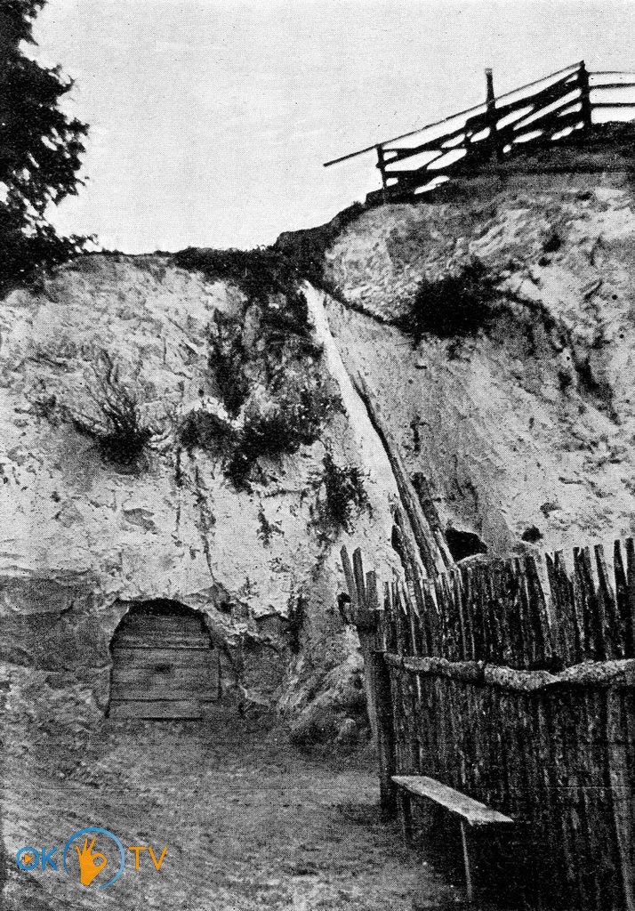 Вид          откоса          с          пещерами          перед          началом          раскопок          1912          года